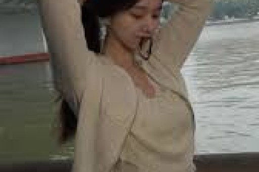 刚分手一周！八卦媒体爆料：维尼修斯在私人场所与数位女性聚会