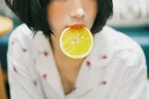 刚分手一周！八卦媒体爆料：维尼修斯在私人场所与数位女性聚会